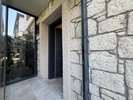 Seferihisar Kent Merkezinde Villalar Bölgesinde Satılık Özel Villa