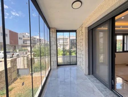 Seferihisar Kent Merkezinde Villalar Bölgesinde Satılık Özel Villa