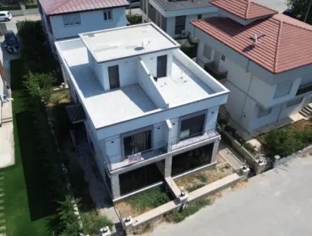 Seferihisar Kent Merkezinde Villalar Bölgesinde Satılık Özel Villa