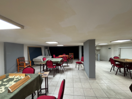 Seferihisar Çarşı Merkezinde Geniş Cepheli Batarlı Kiralık 300M2 Dükkan