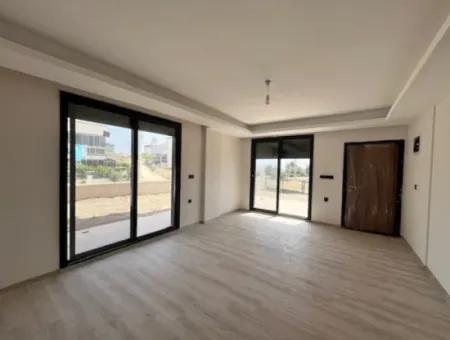 Seferihisar Akarca'da Köşe Parsel'de Deniz Manzaralı Sıfır Villa