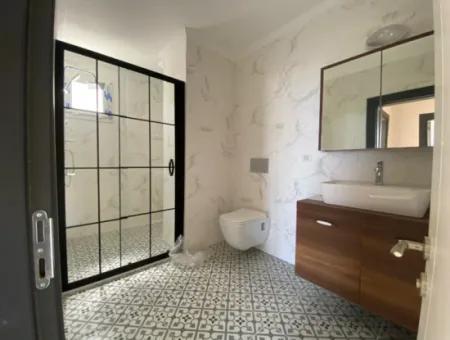 Doğanbeyde Site İçerisinde Deniz Ve Doğa Manzaralı Satılık Triplex Villa