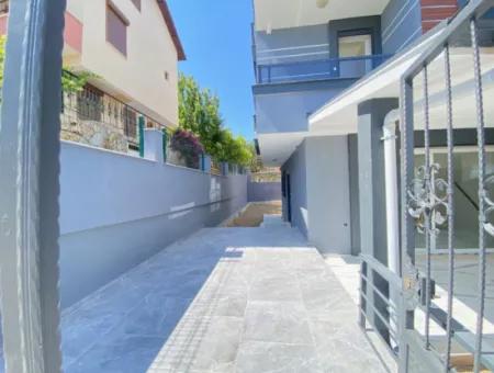 Doğanbeyde Site İçerisinde Deniz Ve Doğa Manzaralı Satılık Triplex Villa