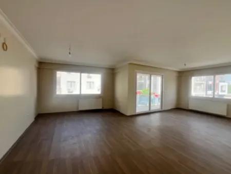 Seferihisar Adliyesi Yakınında,Köşe Konumlu,175M2, Kapalı Mutfaklı Satılık Daire