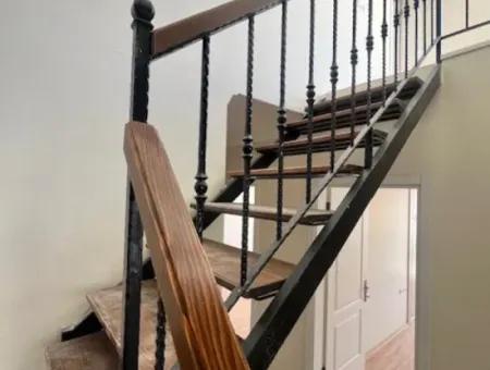 Seferihisar Adliyesi Yakınında,Köşe Konumlu,Dubleks, 280M2, Kapalı Mutfaklı Satılık Daire